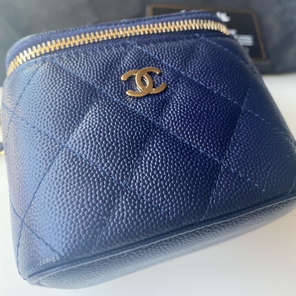 Chanel Caviar Quilted Mini Vanity Case With Chain Navy Blue - Picture 4 of 9